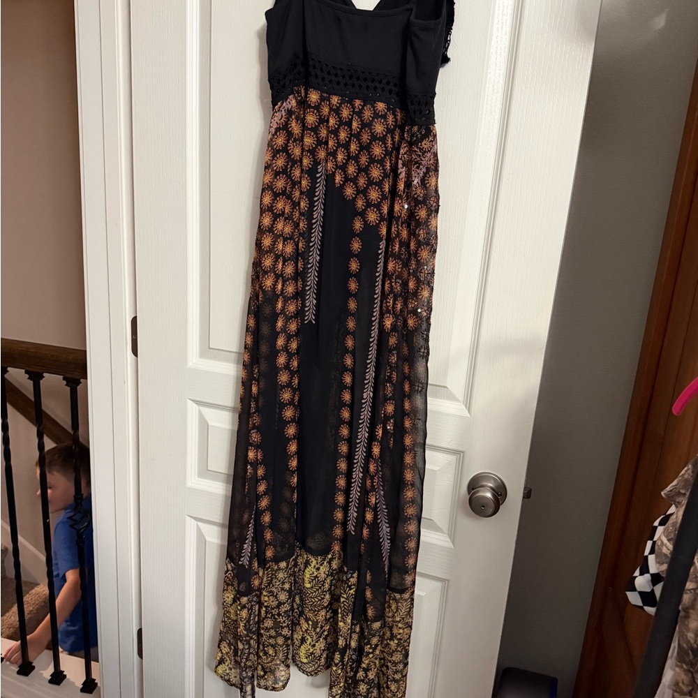 Elegant Black and Gold Maxi Dress - Picture 5 of 5